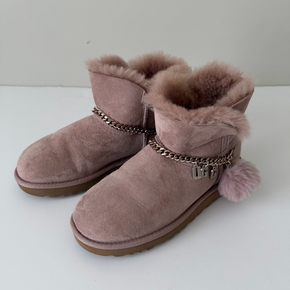UGG Women's Mauve Pink Classic UGG
Charm mini Boots